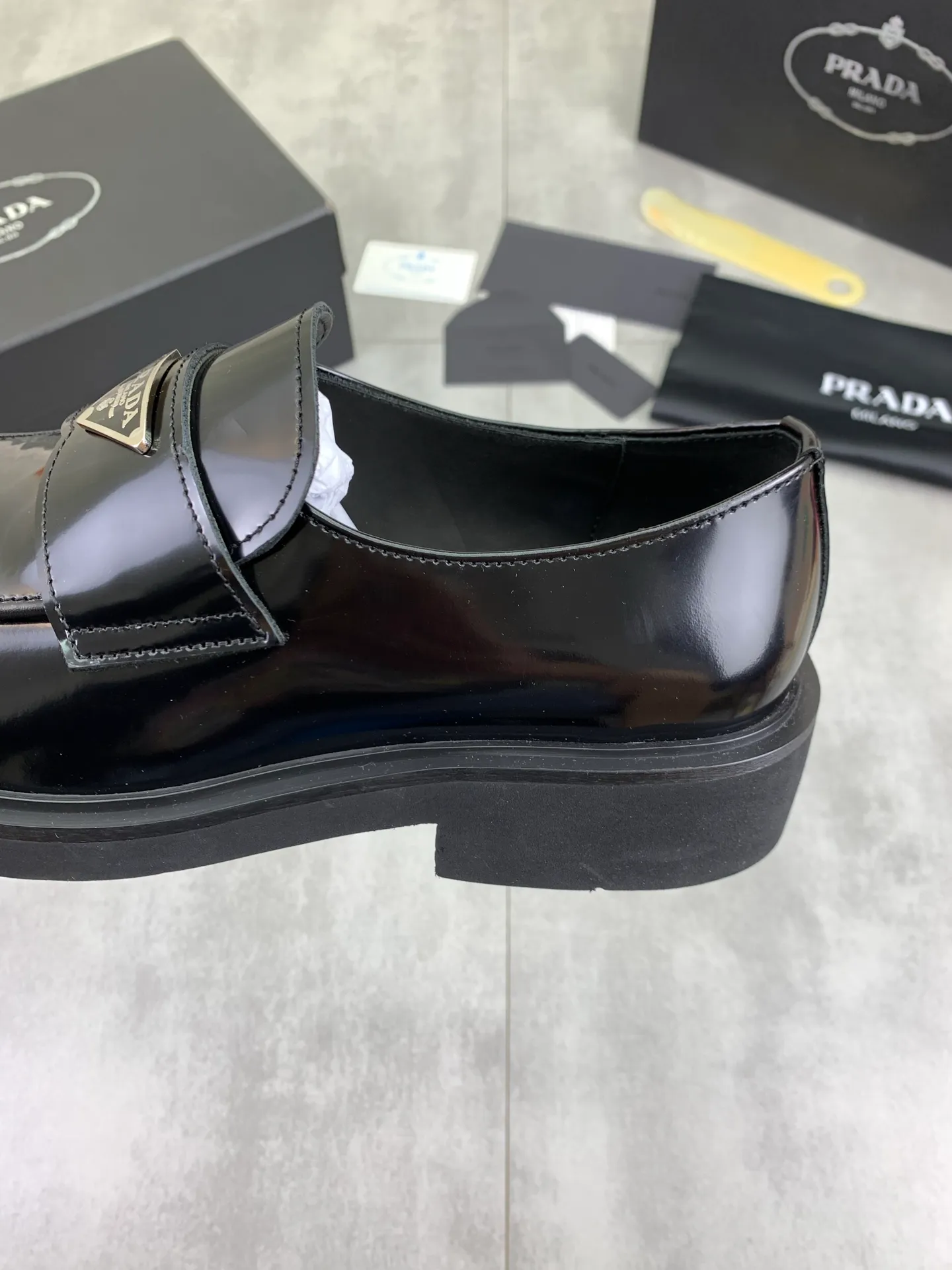 Factory price P840 💰Original quality, top version🔱 ＰＲＡＤＡPrada. Men's business casual leather shoes, top quality cow leather. 1:1 shipment ⬆️Luxurious and noble, all made of imported original first-layer fine suede cowhide, just to create a more comfortable wearing experience. Upper: original comfortable open-edge bead-rubbed calfskin ➕Top imported water-dyed full cow lining, original high-end lightweight and comfortable TPU combination bottom ✔️Code number: 39-44 (38 45 Can be customized)